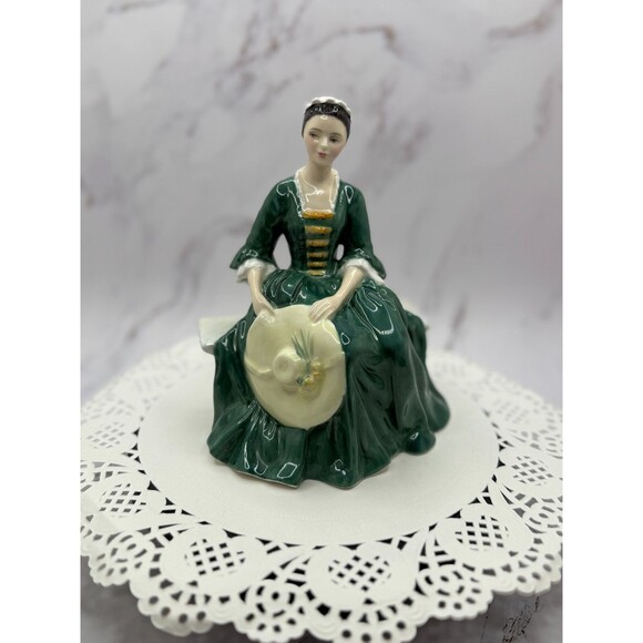 Royal Doulton Figurine 2228 A Lady from Williamsburg sitting on bench Colonial - Picture 1 of 14